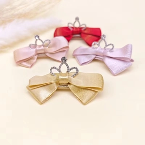 Lot de quatre barrettes nœuds en satin avec couronnes en diamant argenté en quatre couleurs