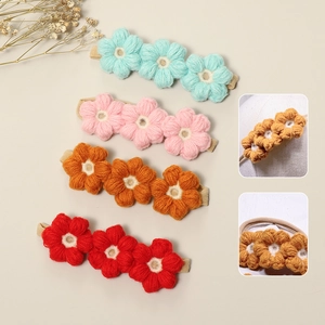 Detalle de flores de punto de colores en diademas elásticas de nailon para bebés