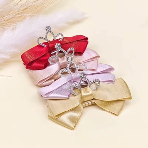 Détail de la couronne en strass sur des barrettes nœuds en soie pour filles en quatre tons