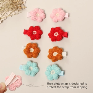 Detalle de pinzas de flores tejidas a ganchillo con diseño seguro de tela para niñas