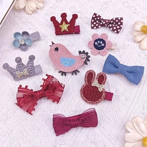 Vue détaillée de barrettes pour enfants en maille fleur et animal sur fond de dentelle