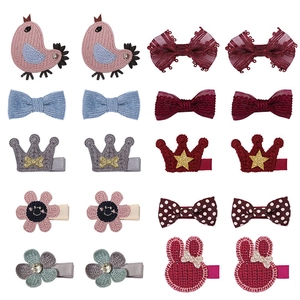 Vue détaillée du lot de 20 barrettes pour enfants avec animaux tricotés et nœuds