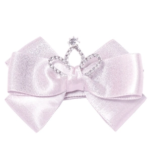 Détail d'une pince à cheveux avec nœud en satin violet clair et couronne de strass