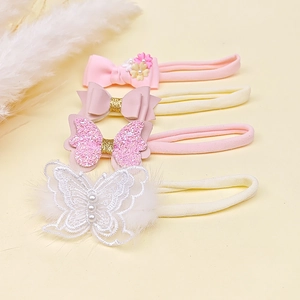 Detail von vierteiligen Baby-Stirnbändern mit Blumenbögen und Perlenstickerei