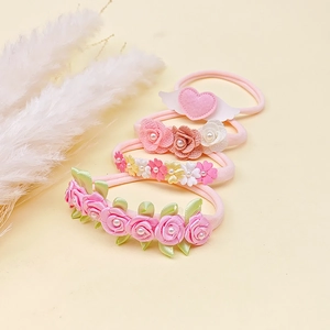 4er-Set weiche Nylon-Baby-Stirnbänder mit rosa Stoffblumen und Herzflügel-Verzierungen