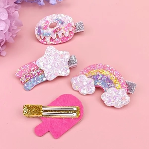 Détail de barrettes à paillettes pour enfants avec formes d'arc-en-ciel et de glace