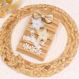 Détail de 5 bandeaux en nylon pour bébé avec broderie de fleurs et nœuds sur carte