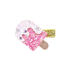Détail d'une pince à cheveux en forme de glace à paillettes avec des strass colorés