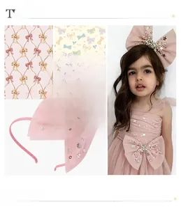 Détail du serre-tête nœud rose en tulle avec paillettes et strass sur un mannequin enfant