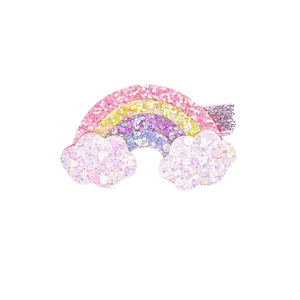 Détail de la barrette arc-en-ciel pour enfants avec paillettes brillantes et nuages