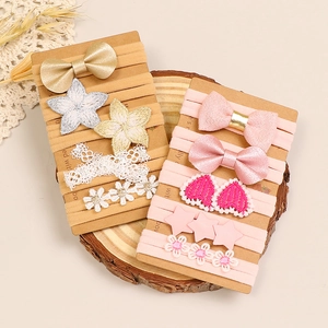Détail de bandeaux élastiques pour bébés avec nœuds et broderies de fleurs fines