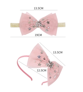 Vue détaillée des serre-têtes nœuds en tulle rose avec paillettes et perles