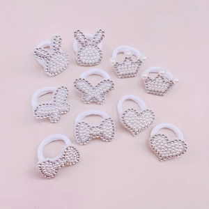 Détail de 10 élastiques à cheveux avec perles et breloques en strass pour filles