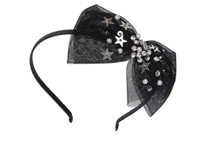 Détail d'un serre-tête en tulle noir avec paillettes, perles et strass brillants