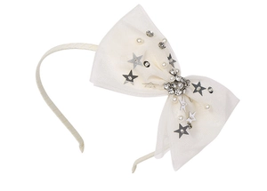 Détail d'un serre-tête avec nœud en tulle blanc étoiles argentées perles et strass
