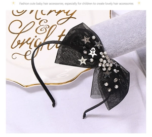 Détail d'un serre-tête nœud en tulle noir avec étoiles argentées et perles