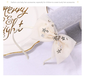 Détail d'un bandeau en dentelle blanche avec paillettes, perles et strass brillant