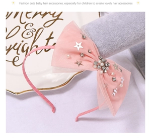 Détail du serre-tête nœud tutu rose avec strass brillants et petites étoiles