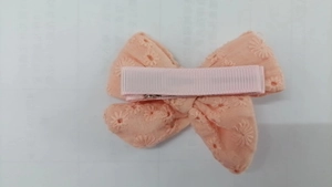 Detailansicht der Rückseite einer rosa bestickten Gänseblümchen-Haarspange mit Stoffumhüllung