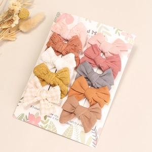 Detailansicht von 10er Set Kinder-Haarspangen mit floraler Stickerei auf Karte