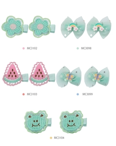 Détails de broderie et paillettes sur les barrettes pour bébés avec motifs animaux et arc-en-ciel