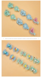 Détail de barrettes colorées avec broderies de grenouille, d'ours et papillon en tulle
