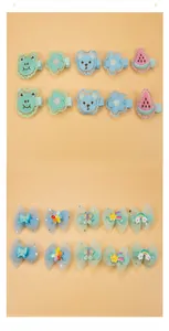 Détail de barrettes tricotées animaux et nœuds papillon en tulle pour fillettes
