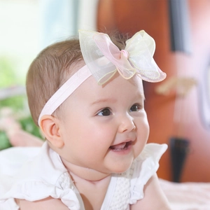 Détail du bandeau bébé avec grand nœud en organza bicolore et ruban élastique doux