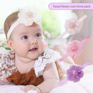 Détail des bandeaux de fleurs pour bébé avec cœur en franges et dentelle douce extensible