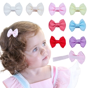Détail de barrettes bébé avec nœuds en ruban gros-grain et envers protecteur en tissu