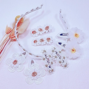 Set cerchietto e mollette per capelli con margherite ricamate in bianco e arancione