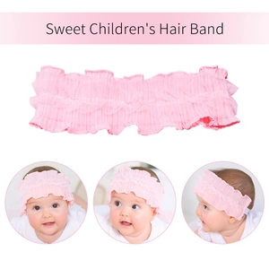 Vue détaillée du bandeau en dentelle rose clair avec volants sur un bébé