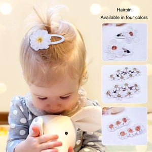 Set fascia e fermagli per neonata con margherite ricamate e dettagli in pizzo bianco