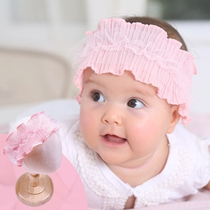 Gros plan sur le bandeau en dentelle rose avec maille élastique pour bébé de 0 à 3 ans