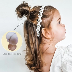 Dettaglio della fascia per capelli con margherite ricamate bianche e pizzo per bambine