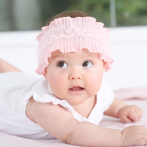 Gros plan détaillé du bandeau en dentelle rose pour bébé avec bordures plissées