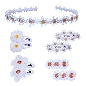 Set di accessori per capelli bimba con cerchietto ricamato a margherita e fermagli in pizzo
