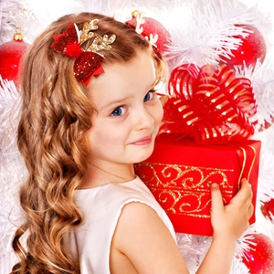 Détail de la pince à cheveux renne avec nœud en paillettes rouges et pompon festif
