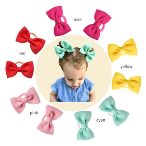 Auswahl an bunten Haarschleifen für Kinder in Rosa, Gelb, Cyan, Pink und Rot