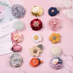 Détail de 15 pinces à cheveux fleuries faites à la main en couleurs assorties