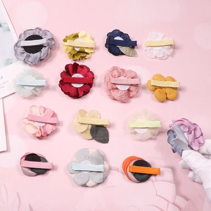 Vue détaillée de l'arrière de 15 pinces à cheveux fleur montrant les clips assortis en métal