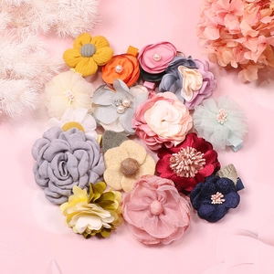 Détails des barrettes à fleurs en tissu fait main avec des textures de dentelle élégantes