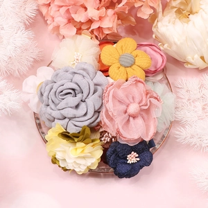 Détails de barrettes à fleurs faites main en mousseline et dentelle de couleurs variées