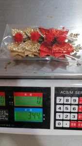 Détail montrant le poids d'un lot de 4 pinces à cheveux avec nœuds de Noël à paillettes