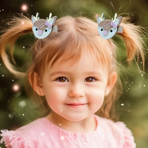 Détail de barrettes de Noël avec bois de renne pailletés bleus et nœuds roses pour fille