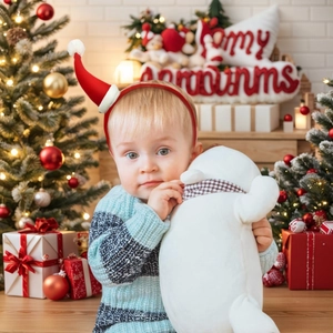 Détail d'un bébé portant une pince à cheveux bonnet de Noël sur fond de fête décoré
