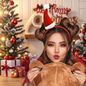 Détail d'un serre-tête bonnet de Noël et ours en peluche dans un décor de fête chaleureux