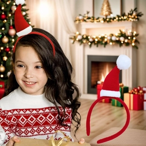 Détail d'un serre-tête de Noël en peluche rouge avec mini bonnet de Père Noël et pompon
