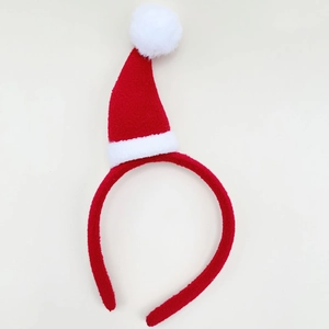 Détail du serre-tête bonnet de Noël rouge et blanc avec pompon doux et bord en peluche
