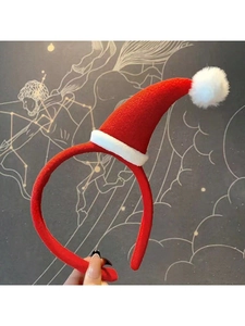 Détail d'un serre-tête mini bonnet de Noël rouge avec bordure en peluche blanche de fête